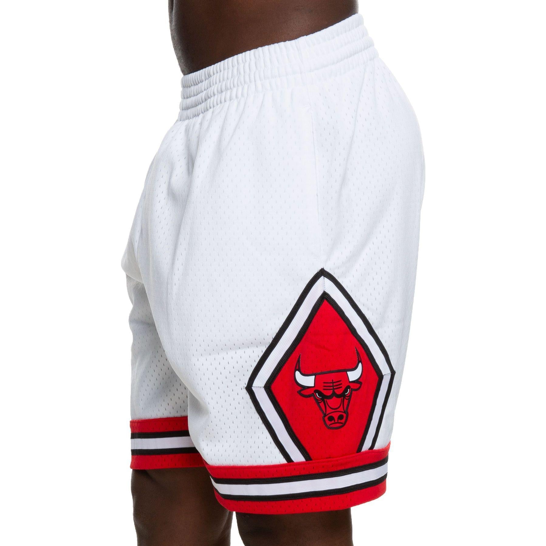 Mitchell & Ness NBA Swingman Shorts Chicago Bulls 1997-98 'White Red' SMSHCP18151-CBUWHIT97